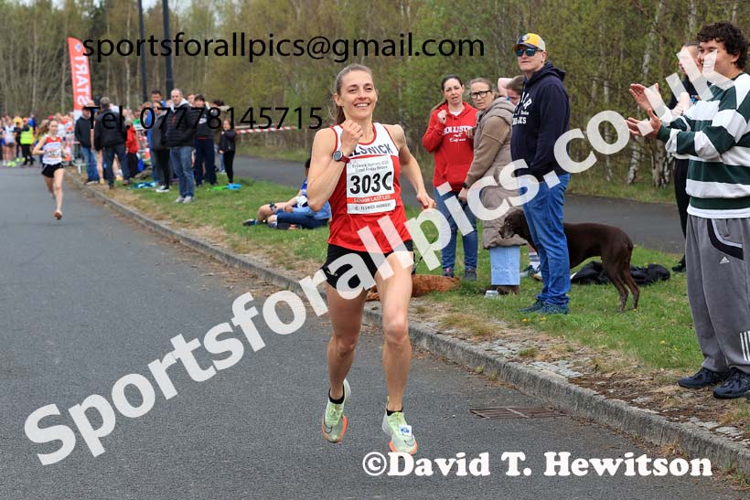 SSenior womens relay, 2025 Elswick Harriers Good Friday Road Relays, Newburn, Newcastle upon Tyne. Photo: David T. Hewitson/Sports for All Pics